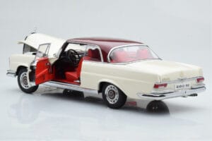 Mercedes 280 SE W108 Бял AUTOart 1:18 76287 Метал — снимка 3 от 8