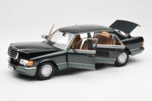 Mercedes 560 SEL W126 Night Зелен Металик Dealer Edition Norev 1:18 B66040626 Метал — снимка 2 от 8
