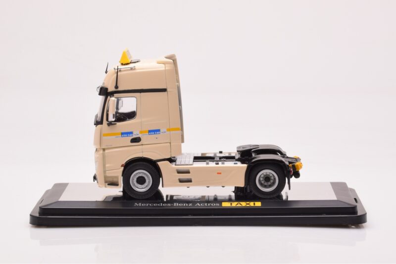 Mercedes Actros Gigaspace IAA 2012 Такси NZG 1:50