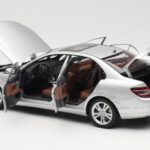 Mercedes C-Class W204 Avantgarde Сребрист AUTOart 1:18 - image 5 of 8