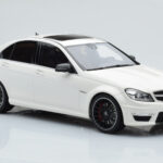 Mercedes C63 AMG W204 Бял GT Spirit 1:18 - image 4 of 6