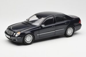 Mercedes E-Class W211 Син Metallic Kyosho 1:18