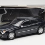 Mercedes E-Class W211 Син Metallic Kyosho 1:18 - image 8 of 8