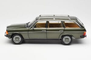 Mercedes 230T W123 T-Model Зелен Металик Norev 1:18 183730 Метал — снимка 4 от 8