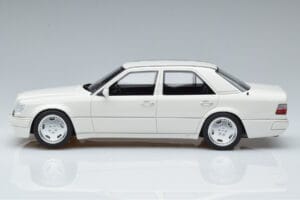 Mercedes E60 AMG W124 Бял Otto 1:18 B66040640 Смола — снимка 3 от 6