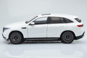 Mercedes EQC 400 Diamond Бял NZG 1:18 B66963756 Метал — снимка 4 от 8