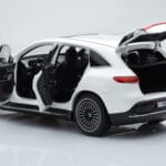 Mercedes EQC 400 Diamond Бял NZG 1:18 - image 5 of 8