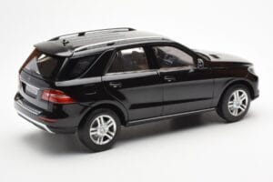 Mercedes M-Class W166 Obsidian Черен Металик Minichamps 1:18 B66960063 Метал — снимка 3 от 8