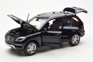 Mercedes M-Class W166 Tansanite Син Металик Minichamps 1:18 B66960065 Метал — снимка 2 от 8