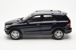 Mercedes M-Class W166 Tansanite Син Металик Minichamps 1:18 B66960065 Метал — снимка 4 от 8
