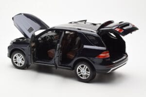 Mercedes M-Class W166 Tansanite Син Металик Minichamps 1:18 B66960065 Метал — снимка 5 от 8