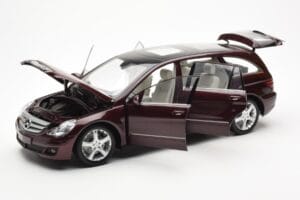 Mercedes R-Class W251 Червен Металик Minichamps 1:18 150034602 Метал — снимка 2 от 8