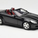 Mercedes SLK R171 Obsidian Черен Metallic Minichamps 1:18 - image 7 of 9