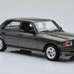 Mercedes W123 AMG 280 Сив Otto 1:18 - image 4 of 6
