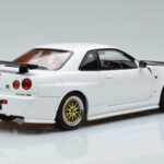 Nissan Skyline GT-R R34 Nismo Z-Tune Бял MotorHelix 1:18 - image 3 of 11