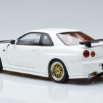 Nissan Skyline GT-R R34 Nismo Z-Tune Бял MotorHelix 1:18 - image 7 of 11