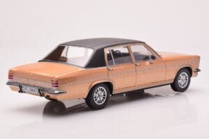 Opel Diplomat B Бежов Металик MCG 1:18 MCG18335 Метал — снимка 2 от 6
