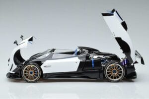 Pagani Zonda HP Barchetta Carbon Fiber Бял LCD 1:18 LCD18009 WH Метал — снимка 4 от 9