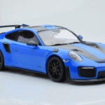 Porsche 911 GT2 RS 991.2 Weissach Package Син Черни Магнезиеви Джанти Minichamps 1:18 - image 4 of 6