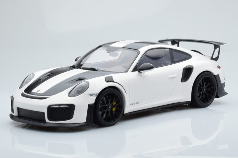 Porsche 911 GT2 RS 991.2 Weissach Package Бял Черни Магнезиеви Джанти Minichamps 1:18
