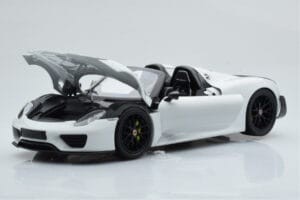 Porsche 918 Spyder Weissach Package Бял С Черни Джанти Minichamps 1:18 113062443 Метал — снимка 2 от 9