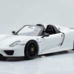 Porsche 918 Spyder Weissach Package Бял С Черни Джанти Minichamps 1:18