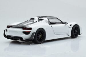 Porsche 918 Spyder Weissach Package Бял С Черни Джанти Minichamps 1:18 113062443 Метал — снимка 3 от 9