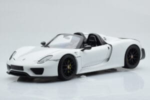 Porsche 918 Spyder Weissach Package Бял С Черни Джанти Minichamps 1:18