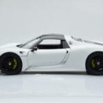 Porsche 918 Spyder Weissach Package Бял С Черни Джанти Minichamps 1:18 - image 5 of 9