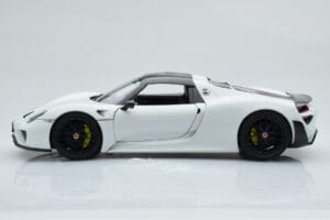Porsche 918 Spyder Weissach Package Бял С Черни Джанти Minichamps 1:18 113062443 Метал — снимка 5 от 9