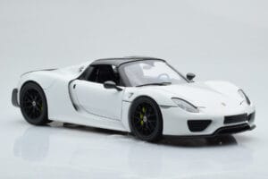 Porsche 918 Spyder Weissach Package Бял С Черни Джанти Minichamps 1:18 113062443 Метал — снимка 7 от 9