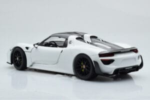 Porsche 918 Spyder Weissach Package Бял С Черни Джанти Minichamps 1:18 113062443 Метал — снимка 8 от 9