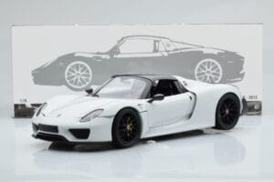 Porsche 918 Spyder Weissach Package Бял С Черни Джанти Minichamps 1:18 113062443 Метал — снимка 9 от 9