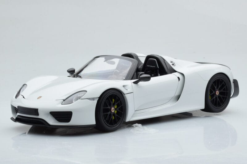 Porsche 918 Spyder Weissach Package Бял С Черни Джанти Minichamps 1:18