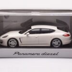 Porsche Panamera 970 Diesel Carrara Бял Minichamps 1:43 - image 4 of 4