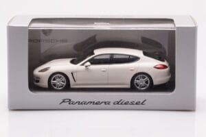 Porsche Panamera 970 Diesel Carrara Бял Minichamps 1:43 WAP0200090C Метал — снимка 4 от 4