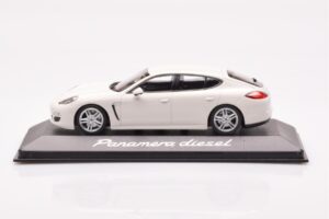 Porsche Panamera 970 Diesel Carrara Бял Minichamps 1:43