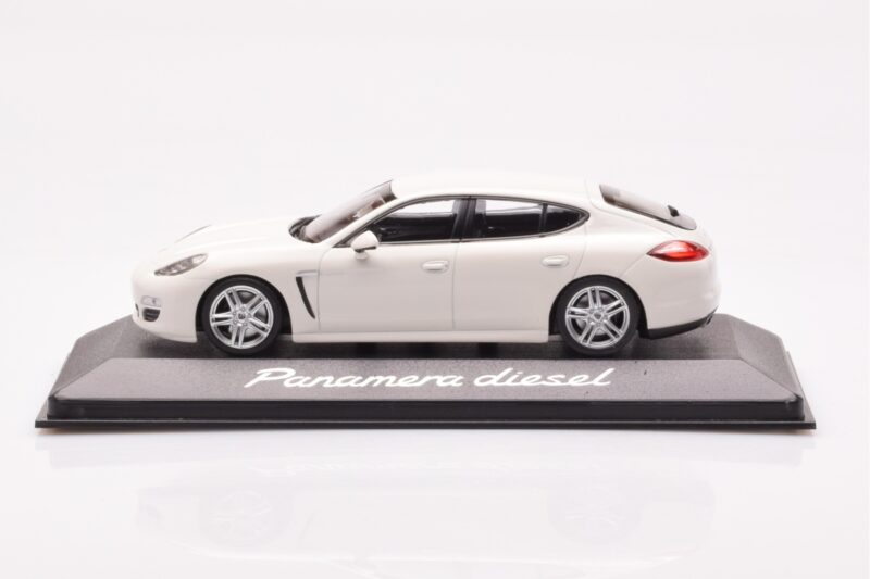 Porsche Panamera 970 Diesel Carrara Бял Minichamps 1:43
