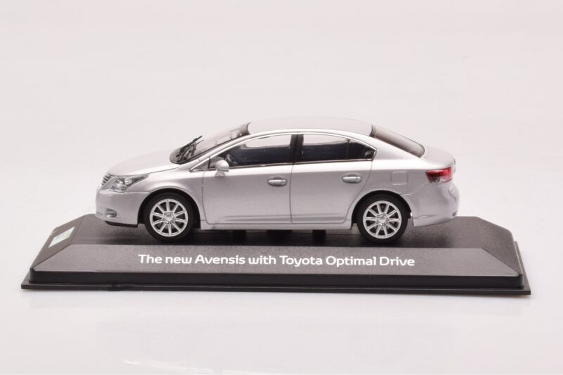Toyota Avensis T270 Сребрист Minichamps 1:43
