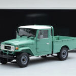 Toyota Land Cruiser 40 4x4 Pickup Зелен Kyosho 1:18 - image 8 of 8