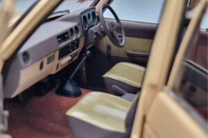 Toyota Land Cruiser 60 Бежов С Допълнителни Части Kyosho 1:18 08956XBE Метал — снимка 11 от 12