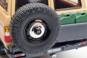 Toyota Land Cruiser 60 Бежов С Допълнителни Части Kyosho 1:18 08956XBE Метал — снимка 7 от 12