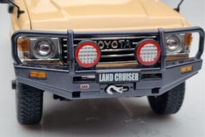 Toyota Land Cruiser 60 Бежов С Допълнителни Части Kyosho 1:18 08956XBE Метал — снимка 9 от 12