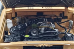 Toyota Land Cruiser 60 Бежов С Допълнителни Части Kyosho 1:18 08956XBE Метал — снимка 10 от 12