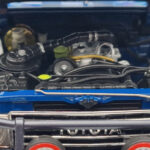 Toyota Land Cruiser 60 Син С Допълнителни Части Kyosho 1:18 - image 9 of 11