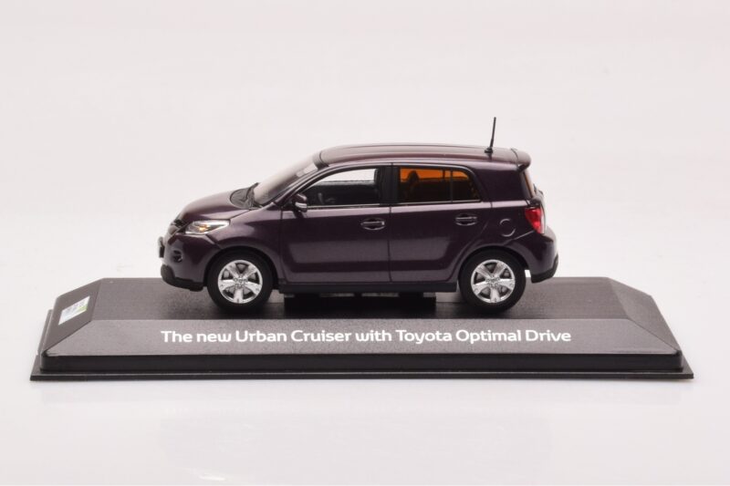 Toyota Urban Cruiser Лилаво Металик Minichamps 1:43