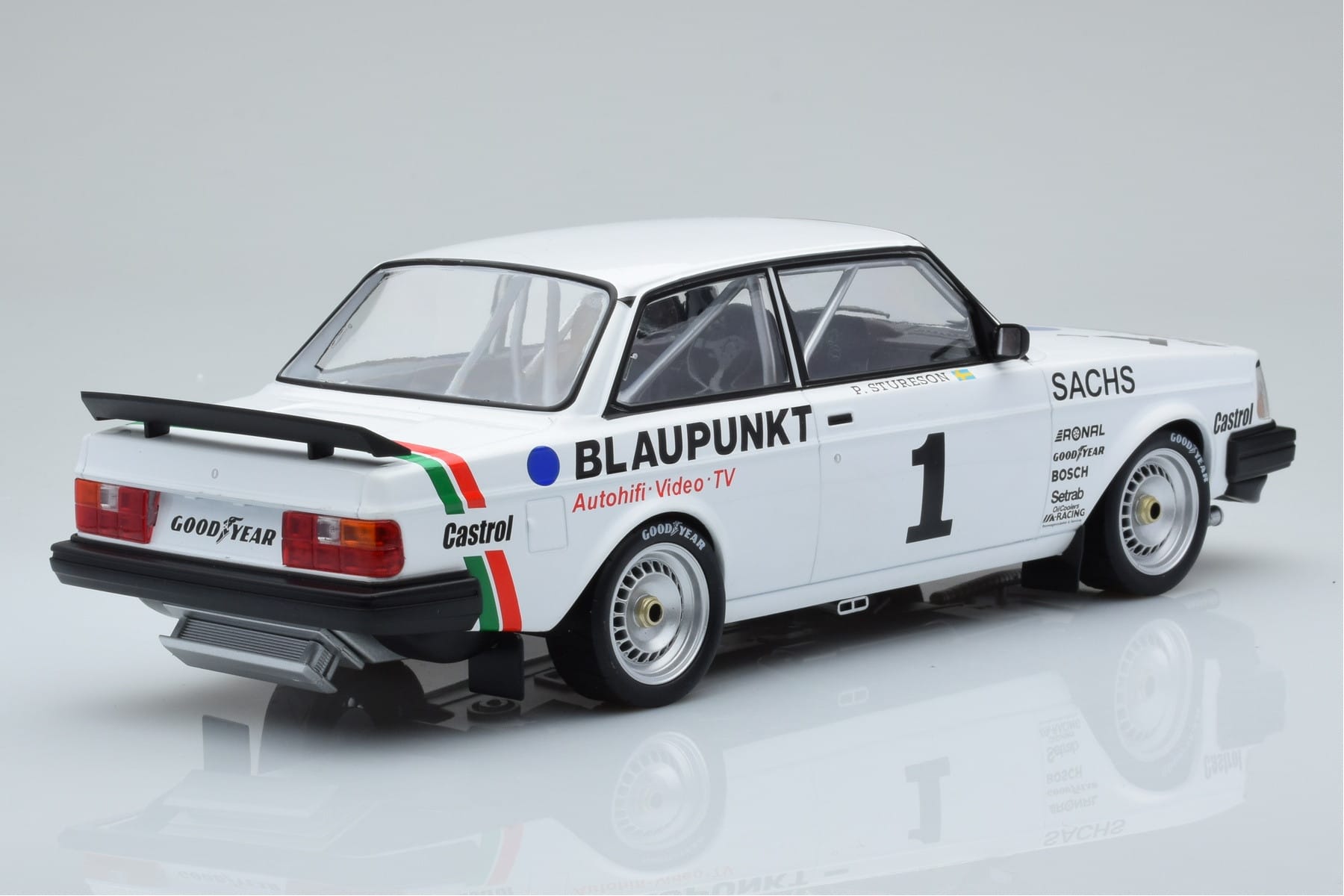 Volvo 240 Turbo IPS Racing Blaupunkt #1 P. Stureson DTM Zolder 1986 IXO 1:18 18RMC106 Метал — снимка 2 от 6