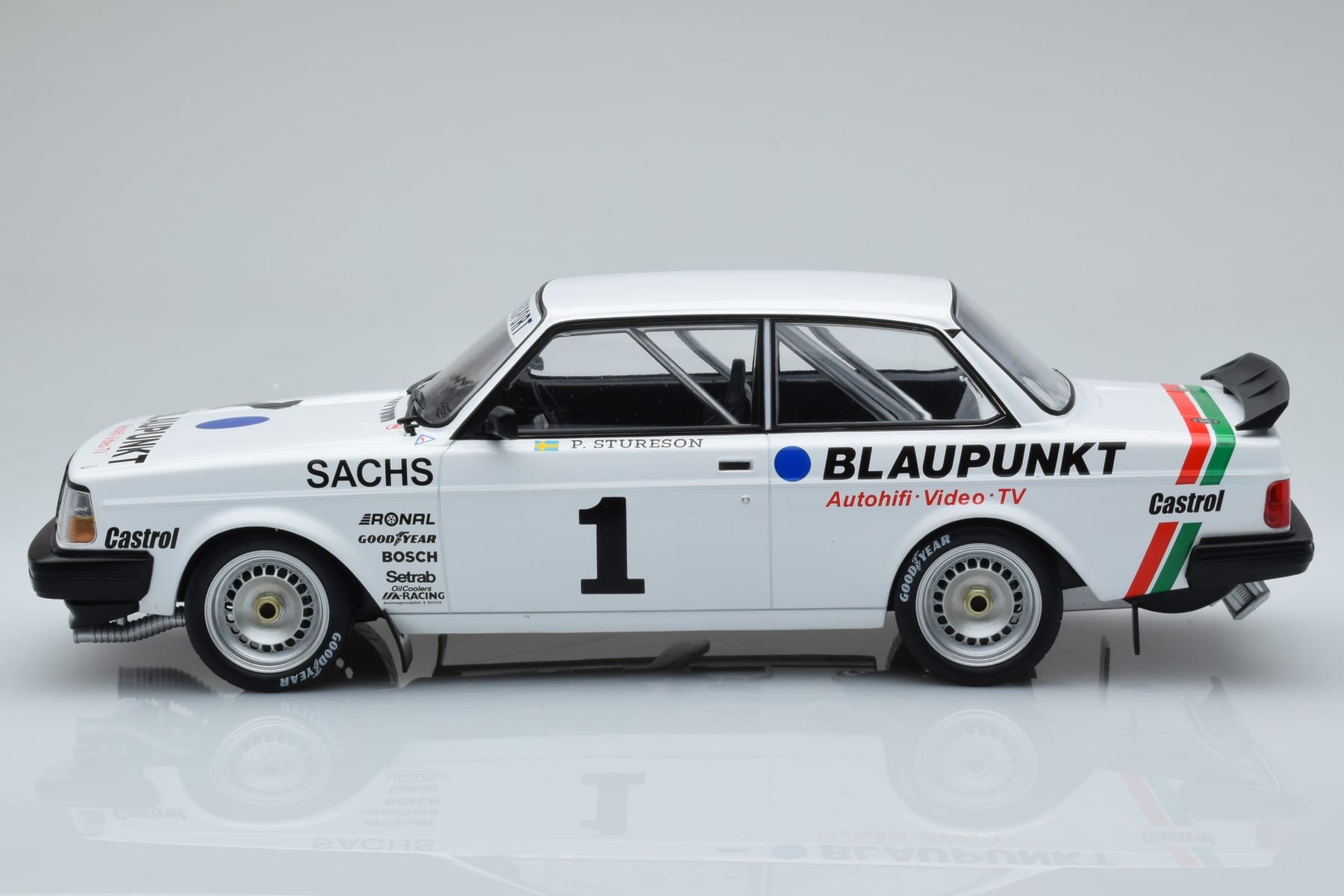 Volvo 240 Turbo IPS Racing Blaupunkt #1 P. Stureson DTM Zolder 1986 IXO 1:18 18RMC106 Метал — снимка 3 от 6