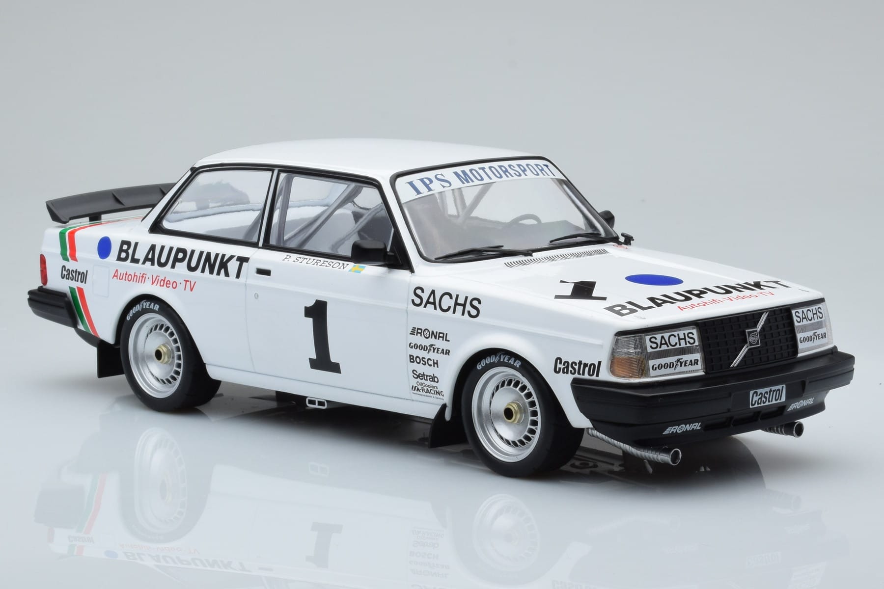 Volvo 240 Turbo IPS Racing Blaupunkt #1 P. Stureson DTM Zolder 1986 IXO 1:18 18RMC106 Метал — снимка 4 от 6