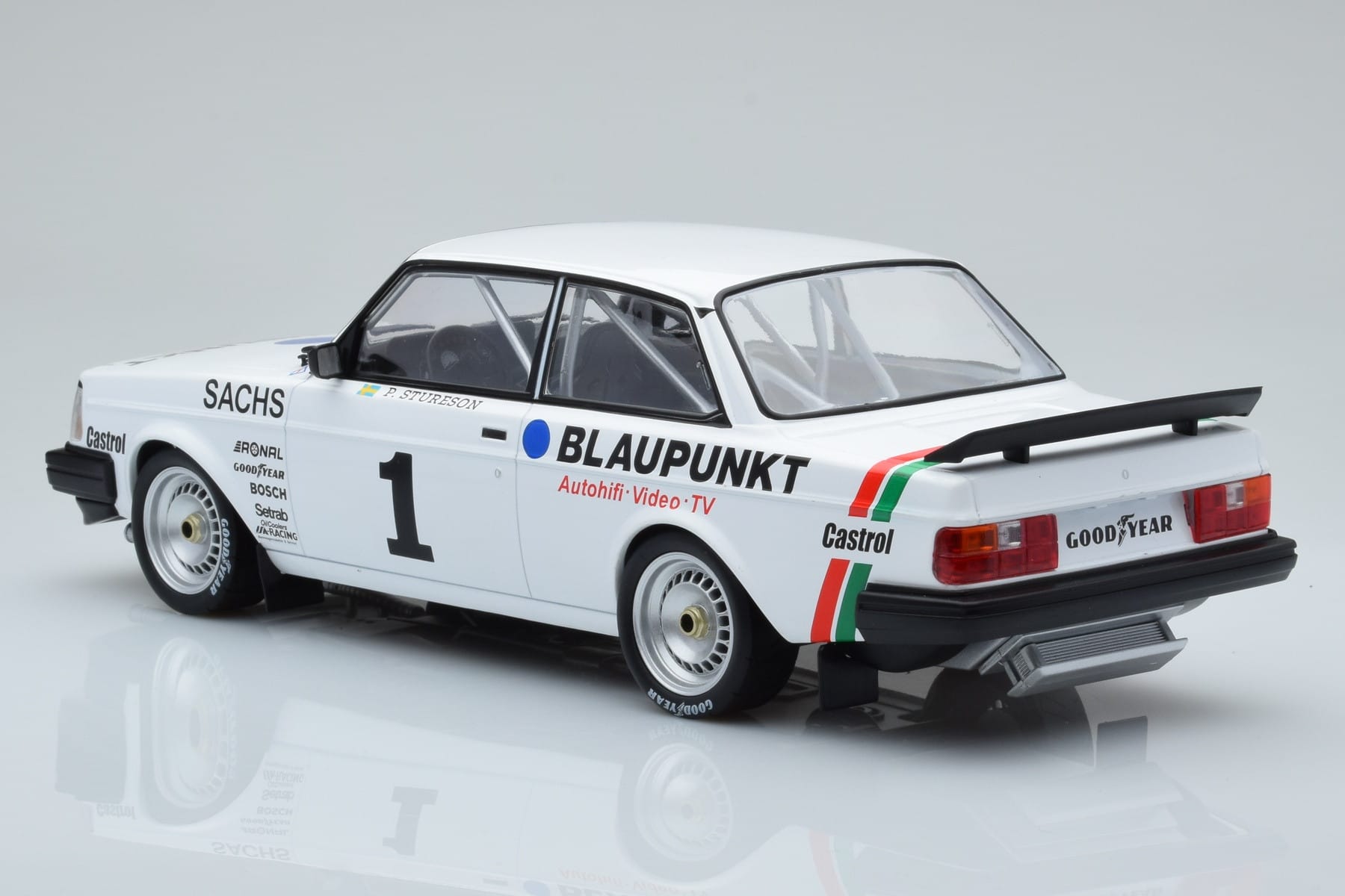 Volvo 240 Turbo IPS Racing Blaupunkt #1 P. Stureson DTM Zolder 1986 IXO 1:18 18RMC106 Метал — снимка 5 от 6